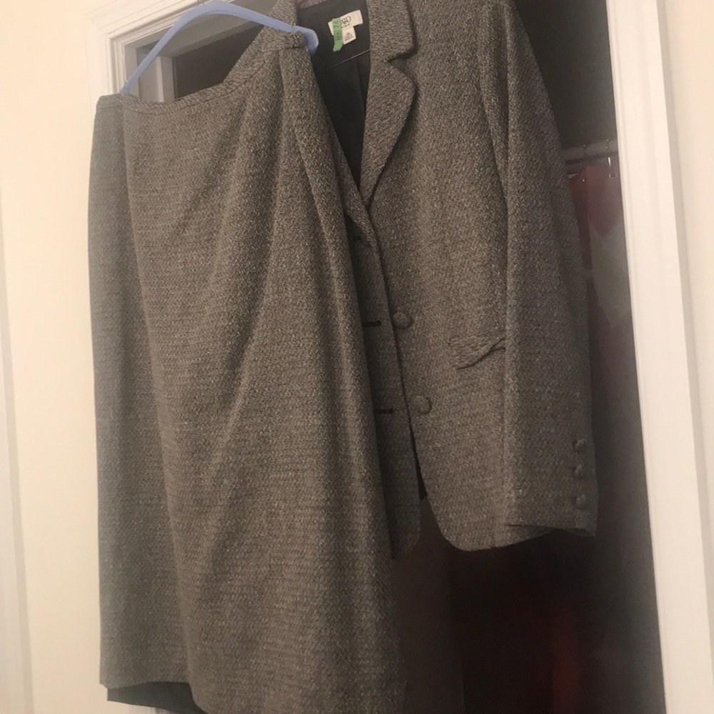 Skirt suit